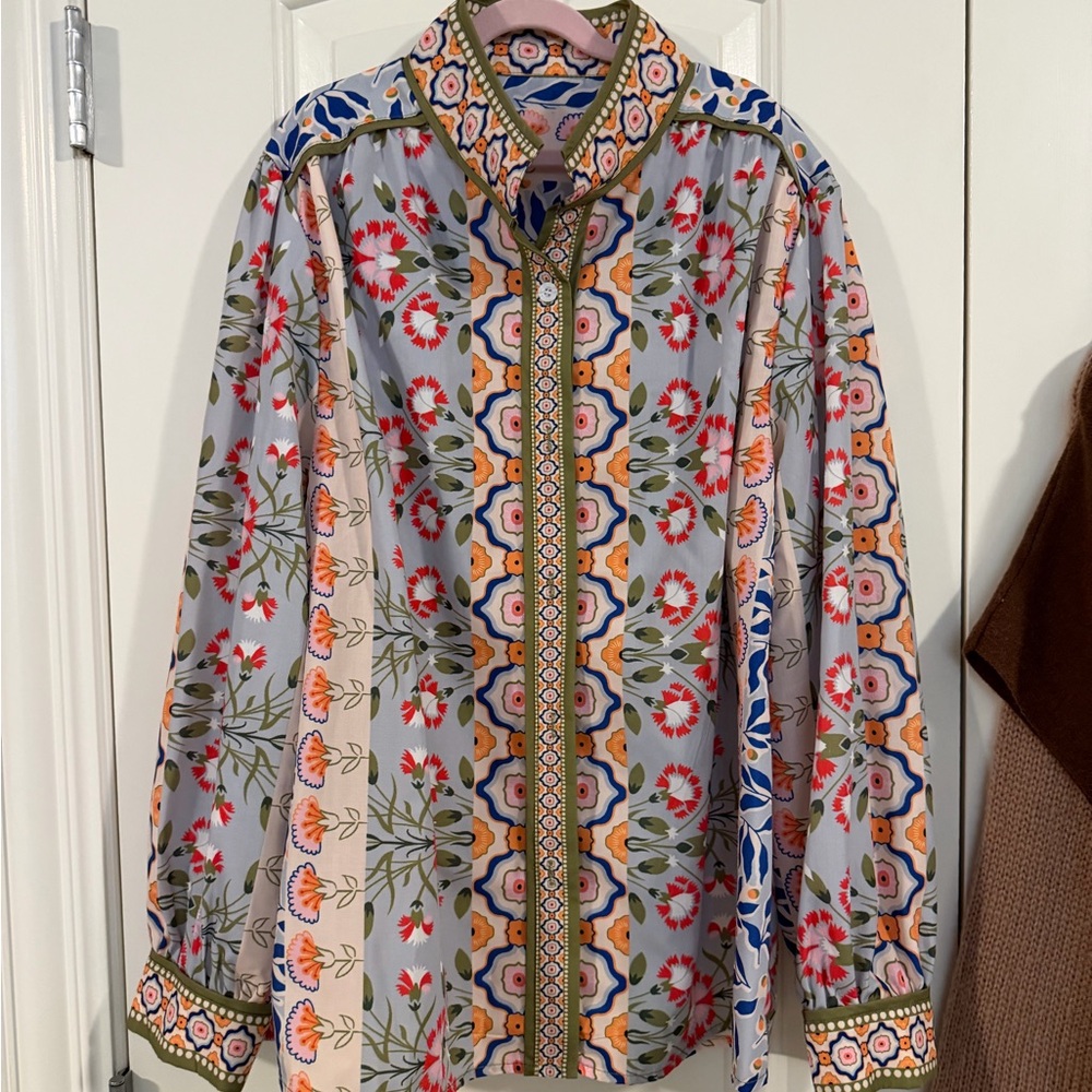 Floral Button-Up Blouse in Light Gray with Multicolor Trim